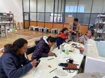 Personas sentadas en una mesa

El contenido generado por IA puede ser incorrecto.