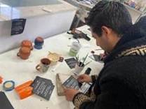 Un par de hombres sentados en una mesa

El contenido generado por IA puede ser incorrecto.